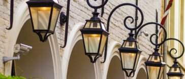 Vintage kültéri lámpák bájos fénye a kertben